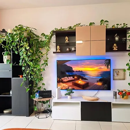 Cozy 2 Bedroom In Appartamento