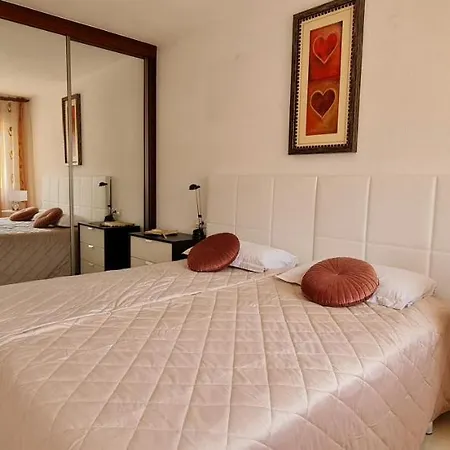 Cozy 2 Bedroom In דירה *