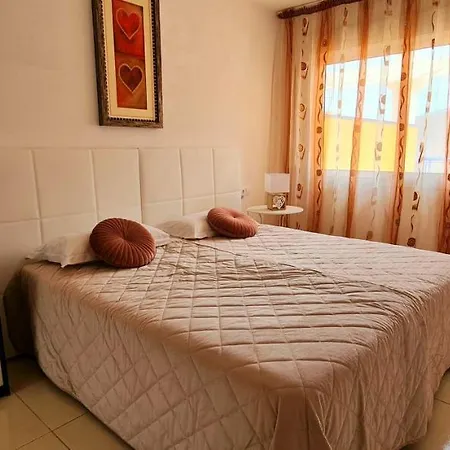Cozy 2 Bedroom In דירה *