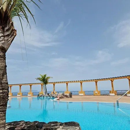 Cozy 2 Bedroom In * アデヘ