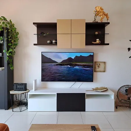 Cozy 2 Bedroom In アデヘ