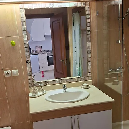 アパート Cozy 2 Bedroom In アデヘ