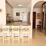 Cozy 2 Bedroom In * アデヘ
