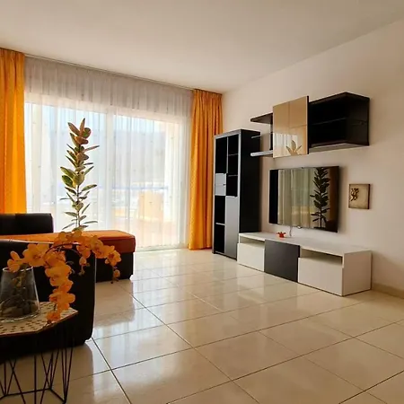 Cozy 2 Bedroom In * 아데제