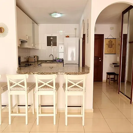 Cozy 2 Bedroom In * 아데제